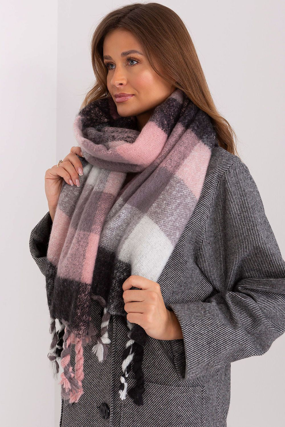  Shawl model 191711 AT 