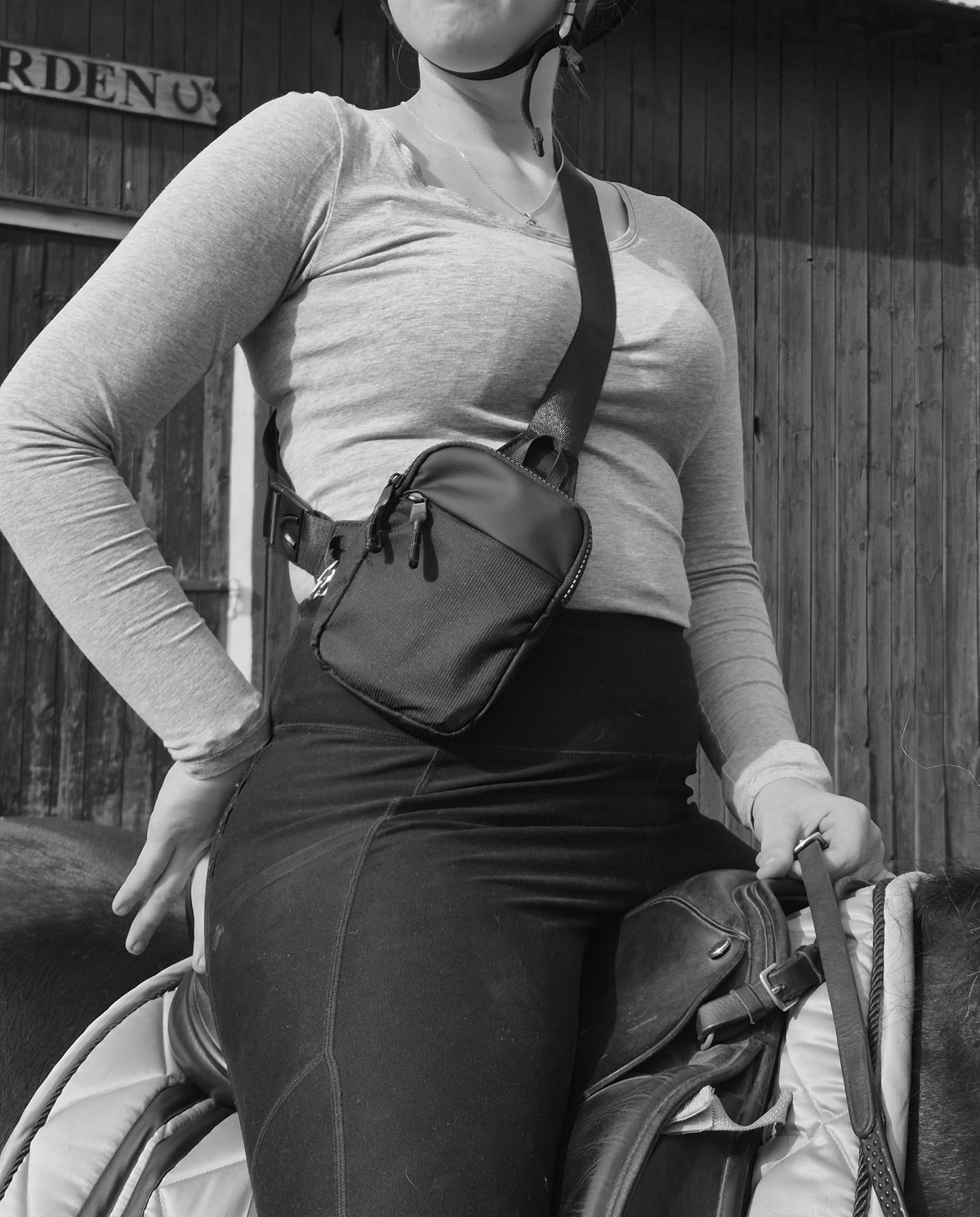 Crossbody bag för värdesaker, svart